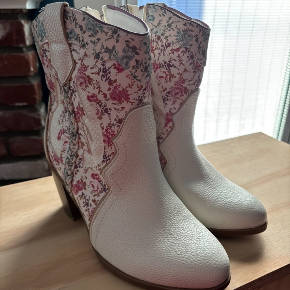 9 WW Torrid Floral Boots